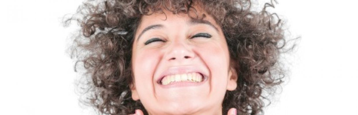 Tratamentos para hipopigmentações - mulher sorrindo